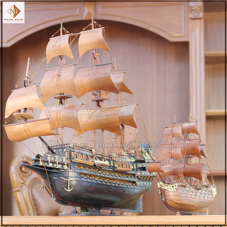 Thuyền buồm gỗ trắc thân thuyền được làm từ gỗ trắc vân đen đỏ , cánh buồm được làm bằng gỗ hương và được uốn cong tạo lên came giác cánh buồm lo gió