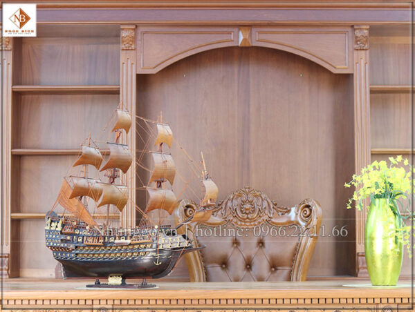 Thuyền buồm gỗ trắc buồm hương trưng bày trên bàn làm việc , kệ , sảnh ......