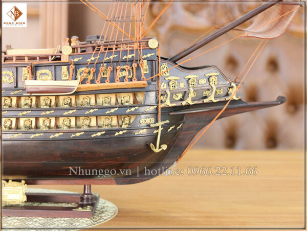 Chi tiết của thuyền gỗ trắc được làm bằng hợp kim đồng không han rỉ