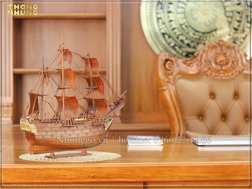 Mô hình thuyền buồm gỗ hương - TH40 được làm cẩn thận từ những chi tiết nhỏ nhất , các chi tiết được trang trí bằng chất liệu hợp kim đồng không han