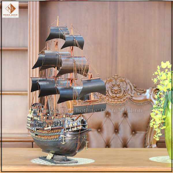 Mô hình tàu thuyền quà tặng sinh nhật cho lãnh đạo được làm bằng chất liệu gỗ mun đen tuyền