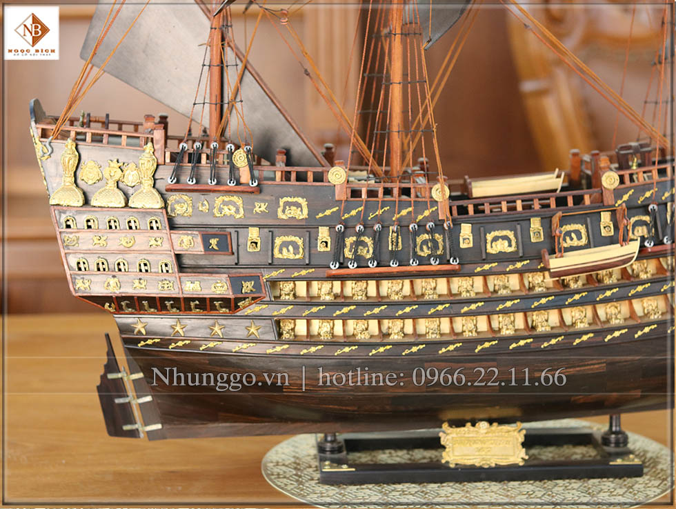Thuyền buồm gỗ mun đen tuyền quà tặng khai trương như một lời chúc thành công