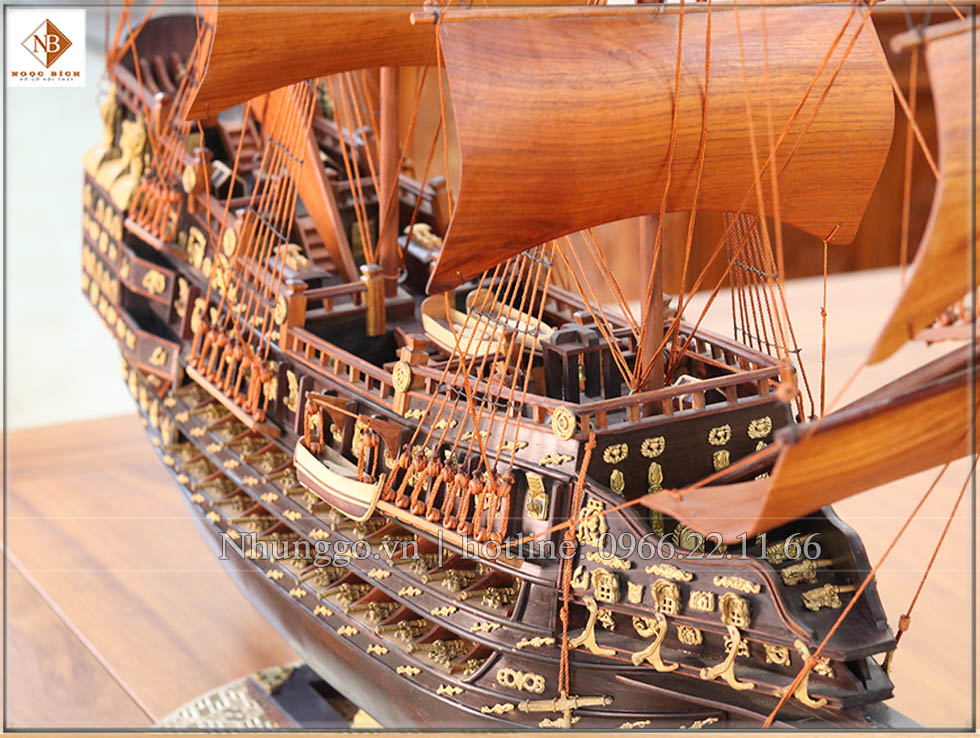 Thuyền buồm gỗ tự nhiên được làm đầy đủ các chi tiết trên boog tầu như thuyền thật