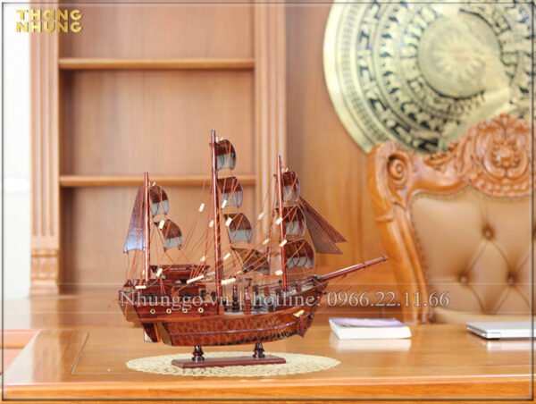 Thuyền buồm Thái phong thủy gỗ cẩm - TC40