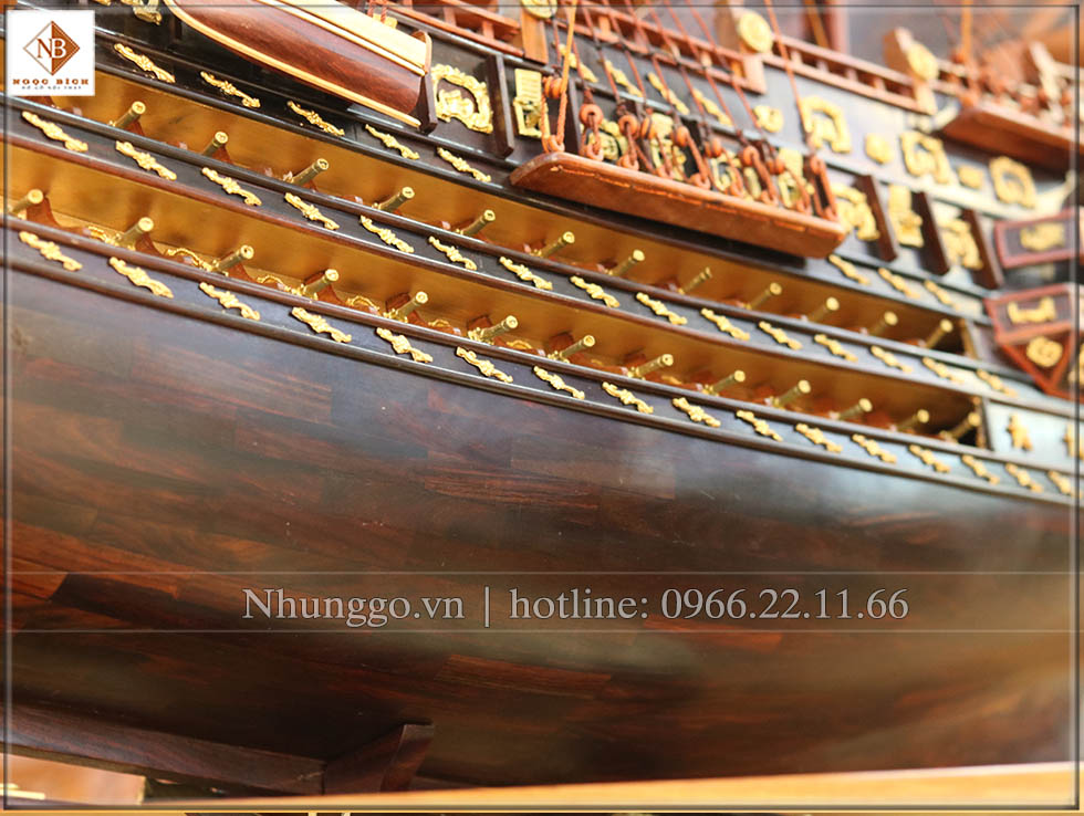 Các chi tiết trên thân thuyền được trang trí các hoa văn , họa tiết hoàng gia , hoa văn có màu vàng sáng là được làm từ chất liệu hợp kim đồng không han