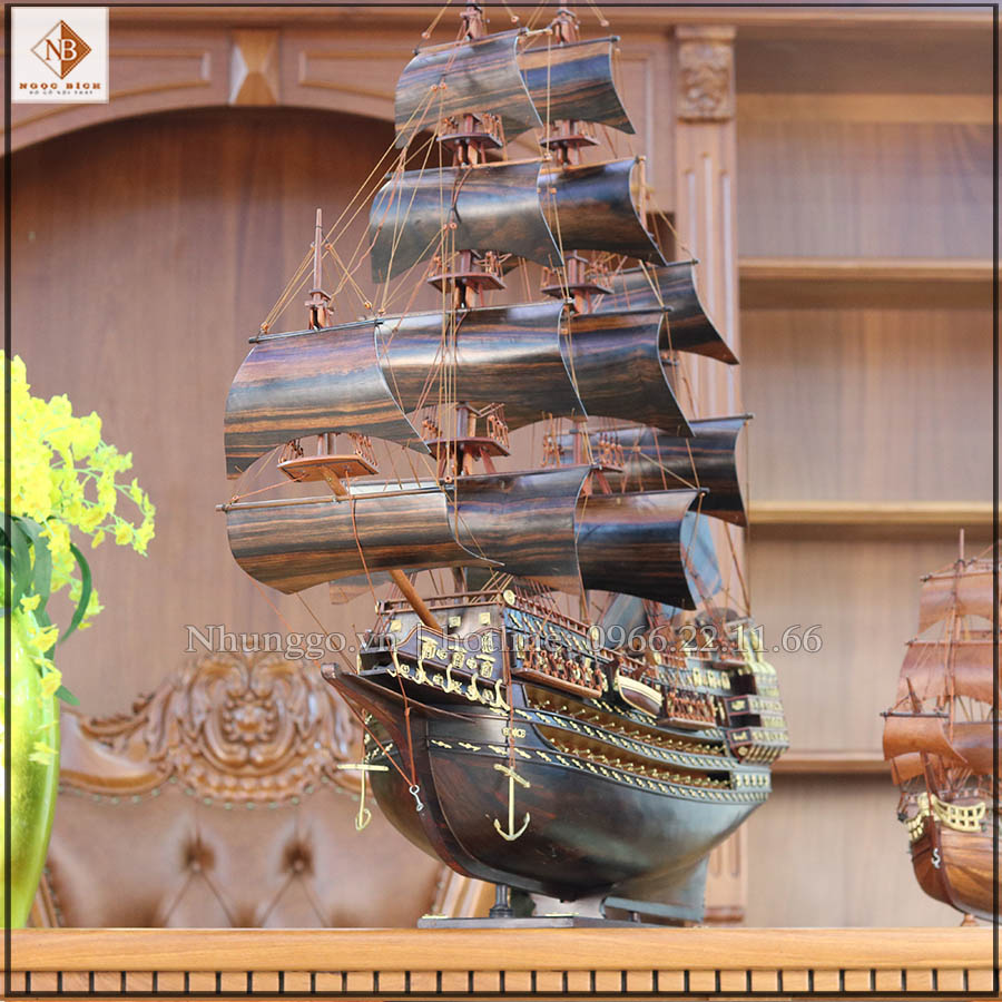 Mô hình thuyền buồm gỗ mun , chất liệu gỗ quý , các đường vân có màu đen ánh xanh nhạt , vô cùng cuốn hút