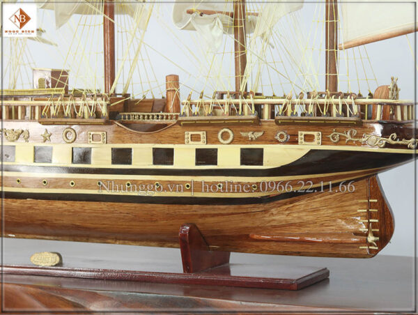 Thuyền dài 150cm được làm từ chất liệu gỗ tràm