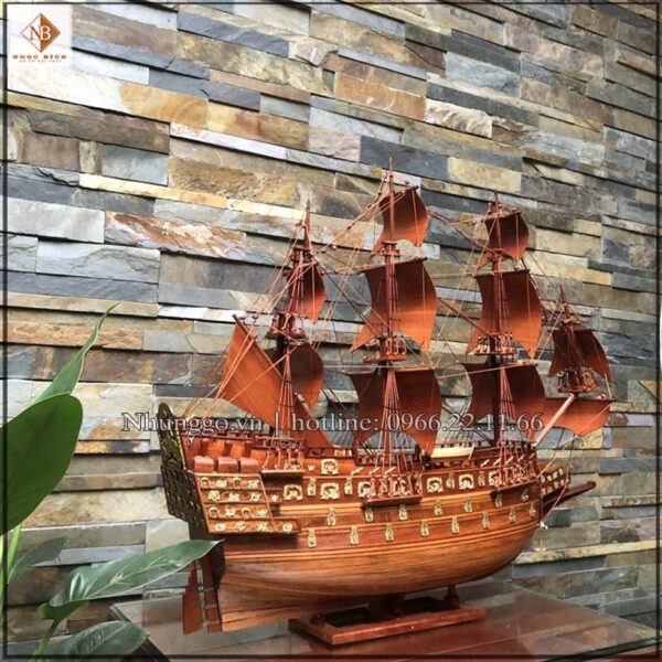 Thuyền buồm gỗ hương dài 68cm