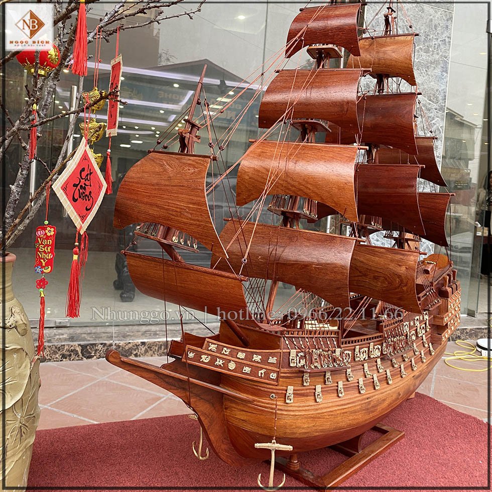 Thuyền được làm từ chất liệu gỗ hương