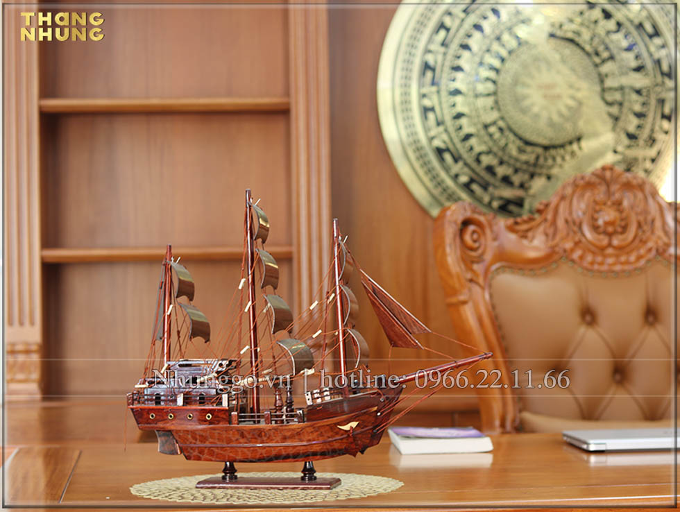 Mô hình thuyền trang trí gỗ cẩm 