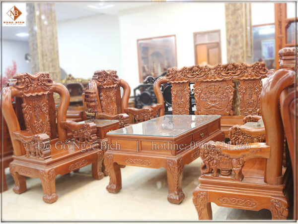 Bàn ghế phòng khách mẫu quốc voi 8 món gồm gồm 8 món là 1 bàn, 1 đoản, 4 ghế, 2 đôn kẹp, chất liệu gỗ gõ đỏ