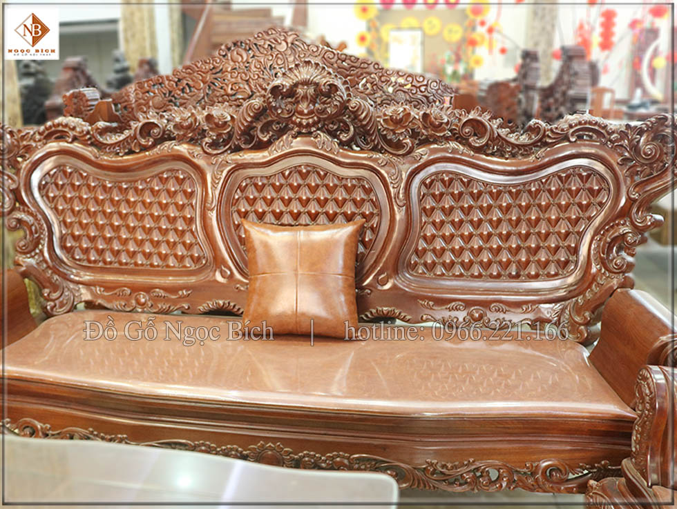 Đoản ghế của bộ Louis hoàng gia gỗ hương được đục trám kết hợp hoa mai Mang lại vẻ đẹp hài hòa và tạo được chỗ tựa lưng thoải mái cho người ngồi.
