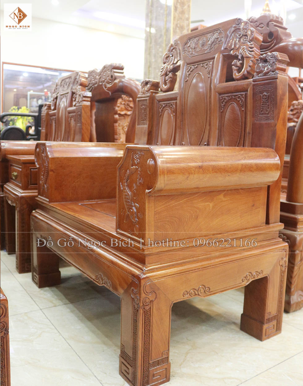 Góc nghiêng của ghế bộ triện voi gỗ hương tạo sự bề thế và vững trãi cho cả bộ ghế