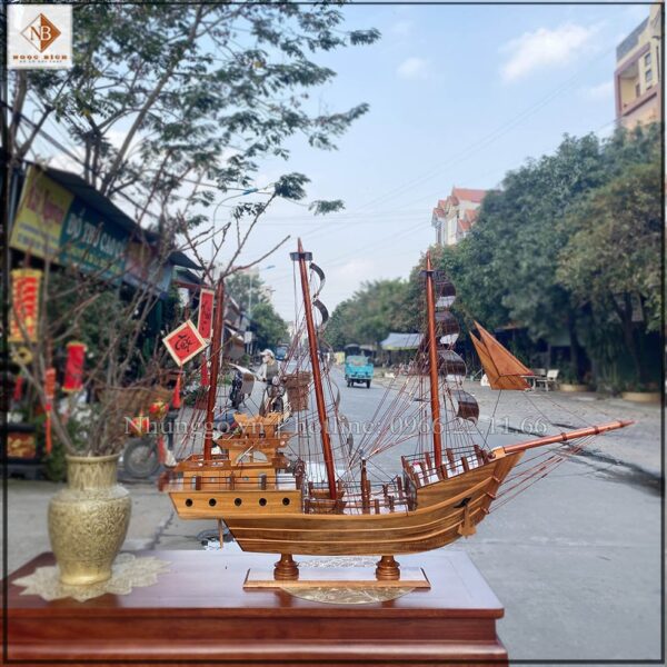 Thuyền buồm gỗ mẫu Thái Lan mang đậm phong cách truyền thống. Với hình dáng thon gọn, đường cong uốn lượn và những chi tiết hoa văn truyền thống