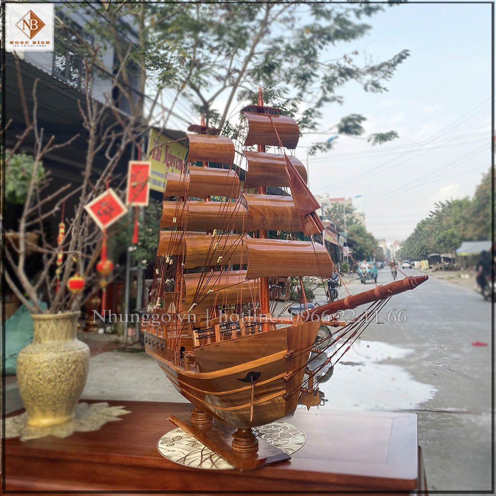 Thuyền buồm mẫu thái lan gỗ gõ được chế tác với tay nghề cao, đến việc sơn lớp bề mặt với những màu sắc truyền thống