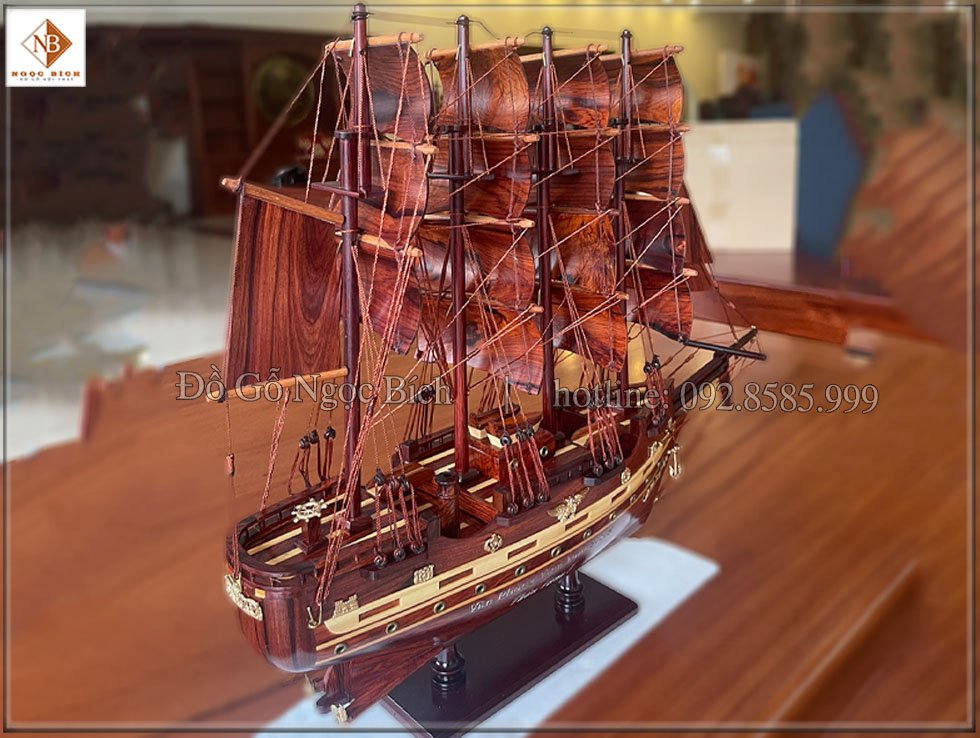  Con thuyền được làm từ chất liệu gỗ cẩm quý hiếm